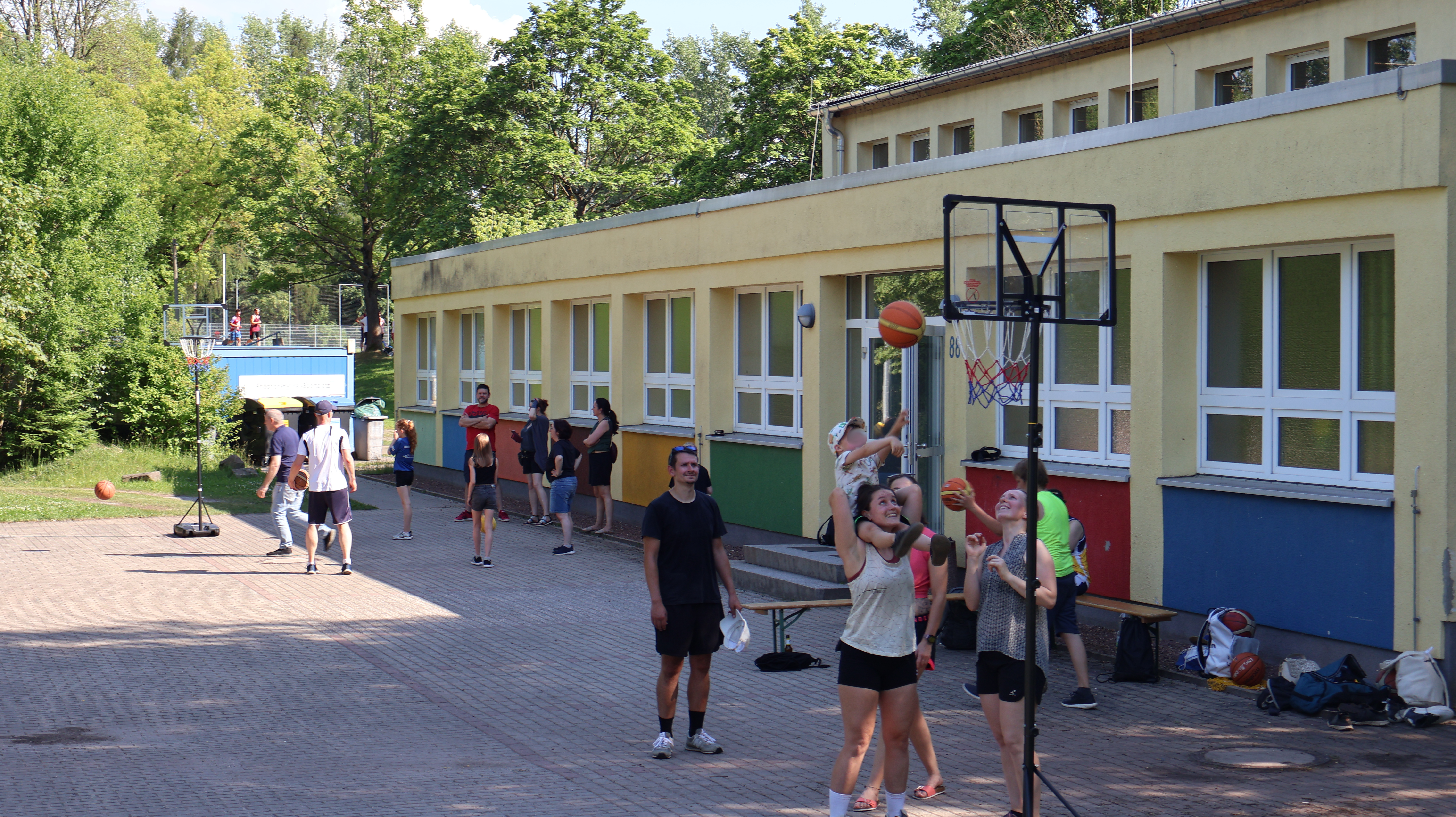 Teilnehmende an der Basketball-Station