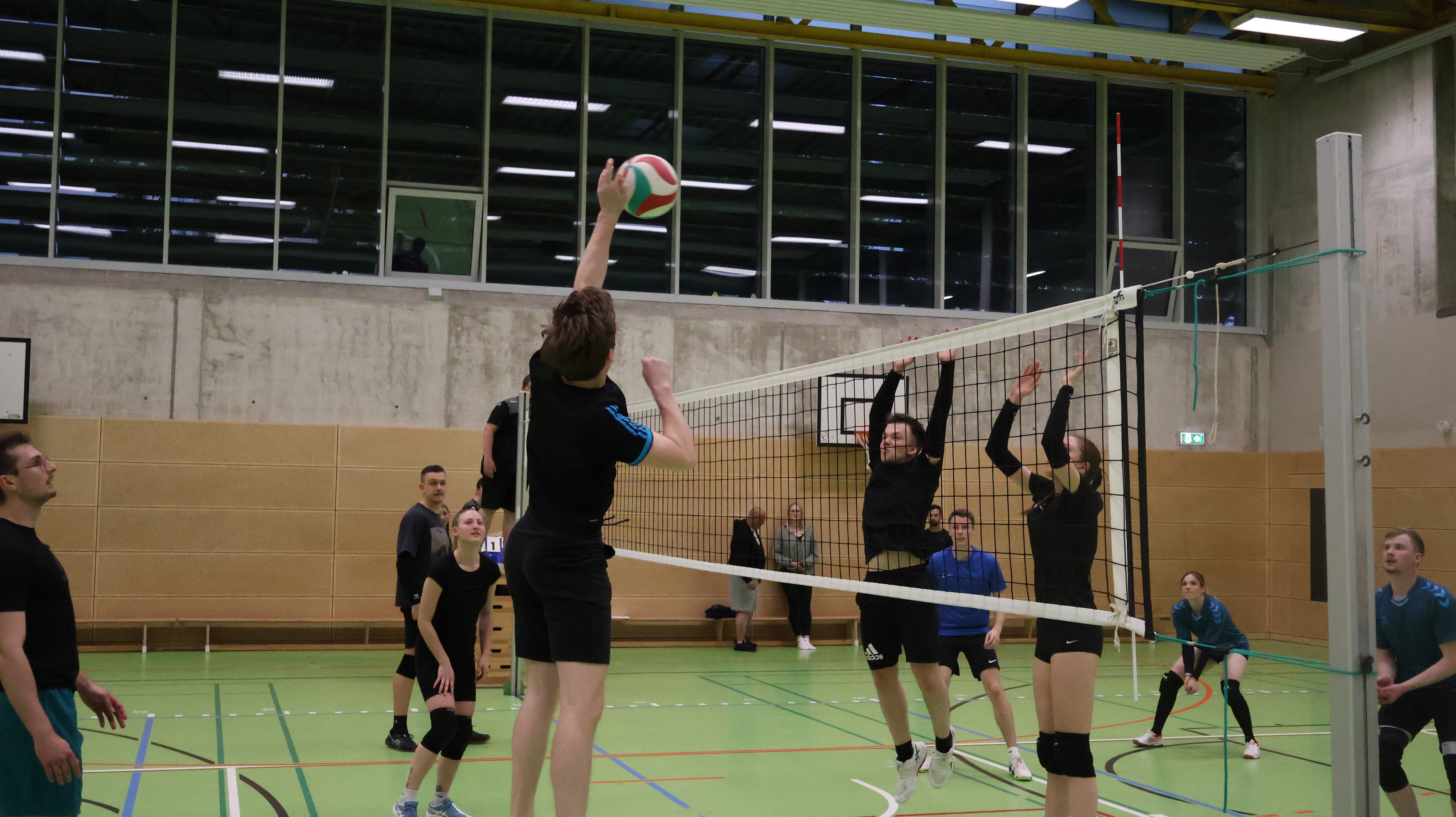 Spieler beim Angriff am Netz
