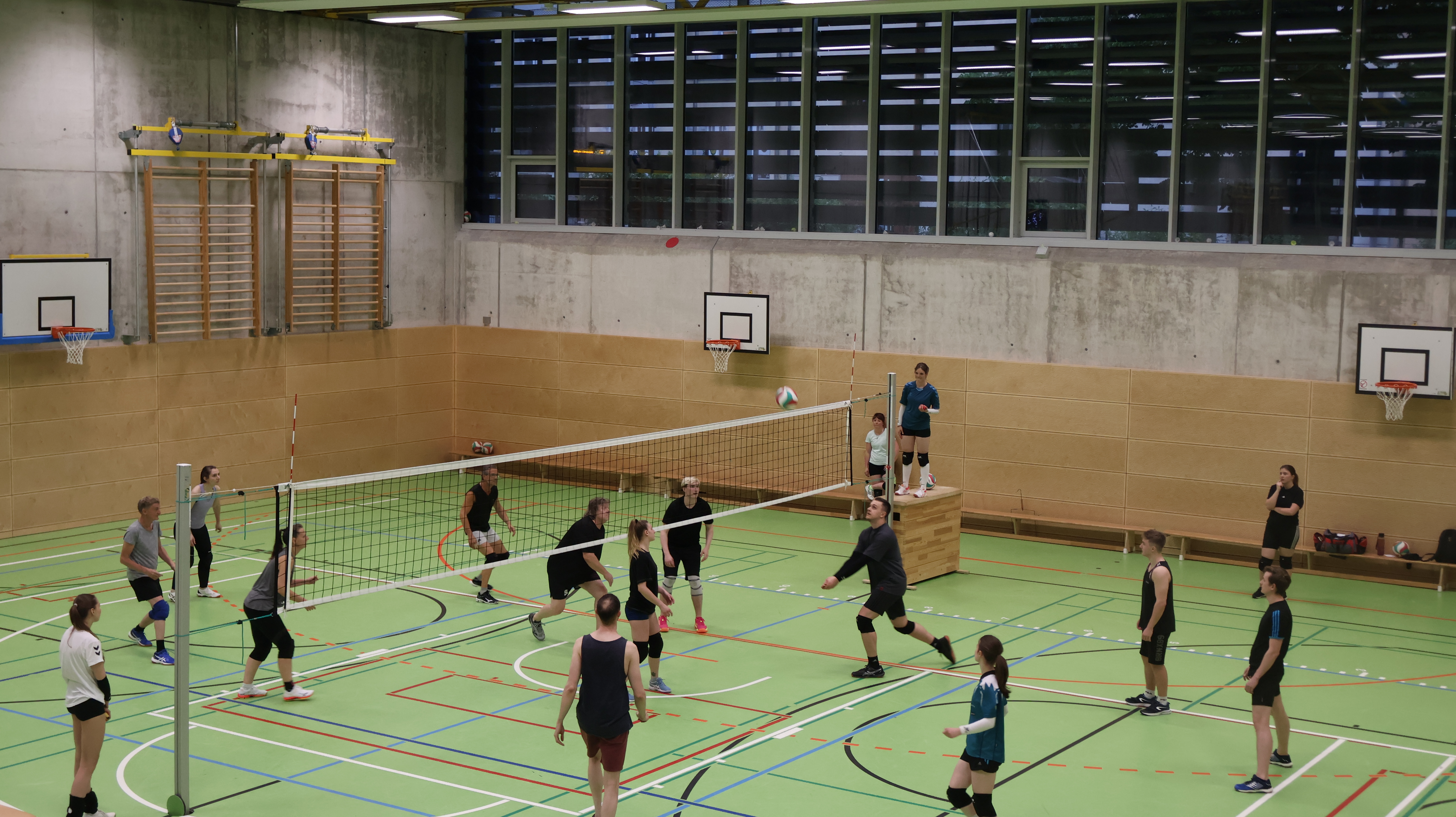 zwei Mannschaften auf dem Spielfeld